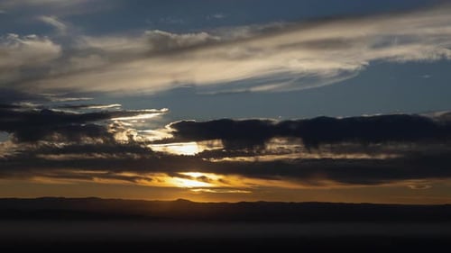 Brillanter voller Sonnenaufgang mit Wolken im Zeitraffer