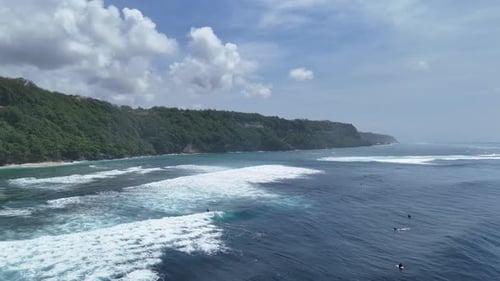 Ruhige Küstenwellen am Green Bowl Beach, Bali