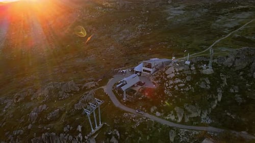 Vista aérea de las torres de telesilla y red móvil de Thredbo en la estación seca de verano con destellos en las lentes solares,
