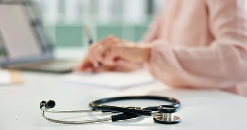 Médecin, notes et prescription avec stéthoscope, consultation et rédaction pour les soins de santé