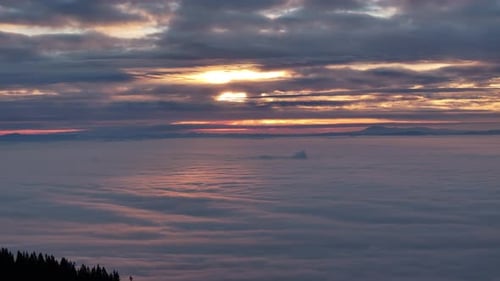 Unglaublicher orangefarbener Sonnenuntergang über den Wolken