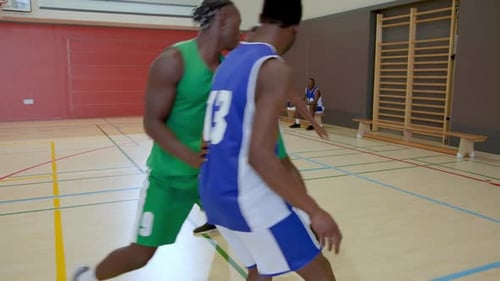Dribblant sous le piège, le joueur #6 passe le ballon à #13 pour une attaque de fond sur le terrain