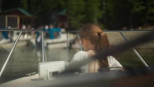 Kleines Mädchen mit Wirbelsäulenstütze lehnt sich auf dem Boot aus der offenen Luke