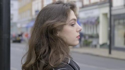 Vista de perto de uma empresária morena esperando e tentando atravessar a movimentada faixa de pedestres da rua em Cent