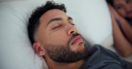 Fatigué, homme et ronflement avec un couple frustré, réveil et problème d'apnée du sommeil avec un son agaçant