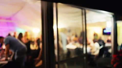 Um emocionante evento interno que possui uma atmosfera dinâmica completa com iluminação colorida e