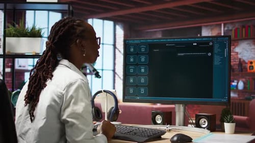 Frau zu Hause stellt Fragen an den virtuellen Assistenten von AI LLM Chatbot