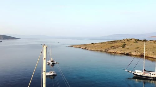 Luftaufnahme Segelboote und Yacht Meer bei Abendsonne oder Sonnenaufgang über der wunderschönen Bergküste