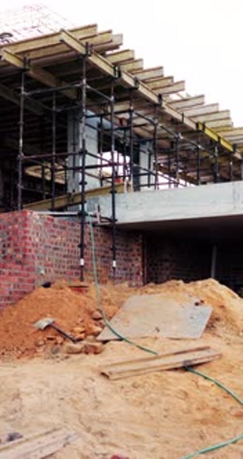 Construcción, remodelación o construcción con andamios, sitio vacío o mejora de la estructura