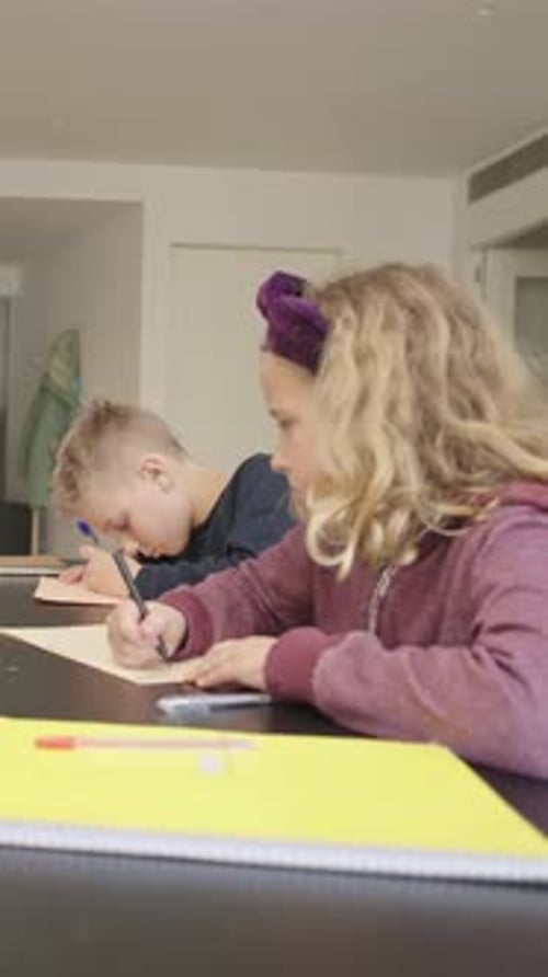 Konzentrierte Schüler arbeiten zu Hause an Schulprojekten