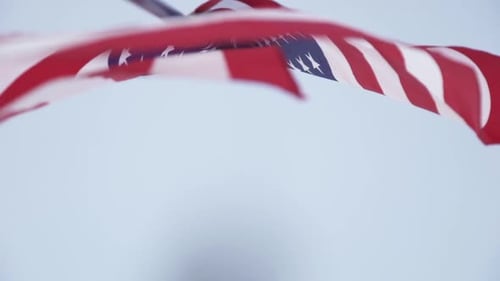 Amerikanische Flagge weht bei Sonnenuntergang