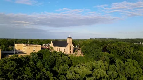 Vista aérea de la iglesia católica de Notre Dame en Chippewa Falls, Wisconsin. Imágenes aéreas de Notre con un Zumbido
