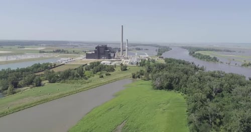 River fly-in of coal-burning power plant