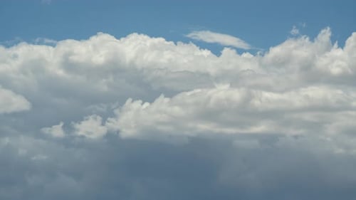 In dieser dramatisch Wolkenlandschaft im Zeitraffer bilden sich große Cumuluswolken in abstrakter Bewegung