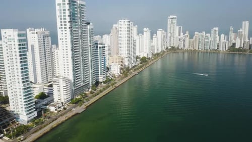 Erstellung einer Drohnenaufnahme der modernen Skyline von Cartagena an einem schönen Sommertag