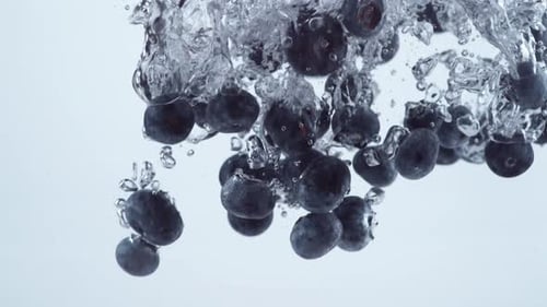 Blaubeeren tauchen mit Phantom Flex 4k in Zeitlupe in erfrischendes Wasser