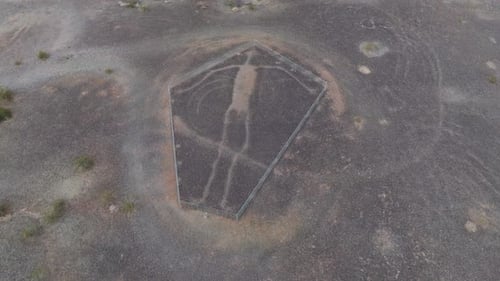 Virage aérien lent au-dessus de Blythe Intaglios, d'anciens géoglyphes dans le désert de Sonora, en Arizona