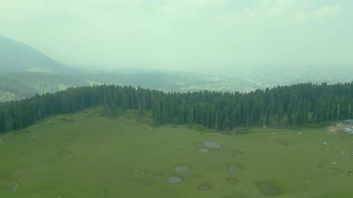 Vue aérienne de Doodhpathri, district de Budgam, vallée du Cachemire, Jammu-et-Cachemire, Inde.