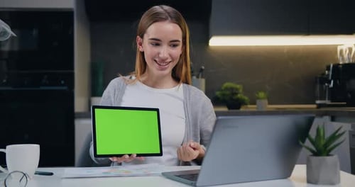 Vista de una exitosa mujer de negocios hablando sobre el informe de ventas en videoconferencia usando una computadora portátil