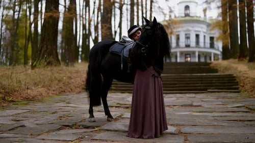 Belle femme aristocratique avec cheval dans le parc royal, portrait complet en automne