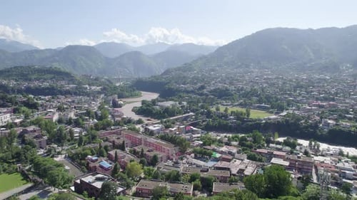 vue aérienne du terrain de cricket et du sectarat de Muzaffarabad, du parc de Jalalabad et des rivières Neelum et Jehlu