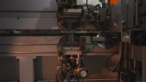 Assemblage de robots avec plusieurs outils Station robotique avec mouvements et commandes synchronisés