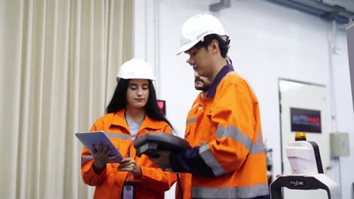 Engenheiros inspecionando e verificando a máquina automatizada de robôs de soldagem de máquinas de armas na fábrica.