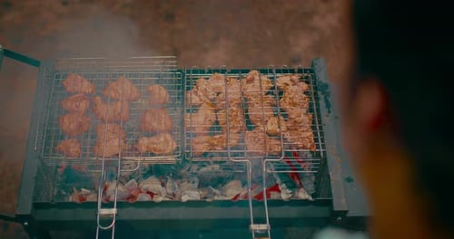 Fleisch auf dem Grill mit Kohlen kochen Nahaufnahme des Rosts mit Schweinestücken Braten BBQ Party Prores