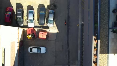 Drone suivant une balade à vélo dans une rue secondaire près d'un centre commercial de la ville. Vue aérienne de haut en bas. Sydne