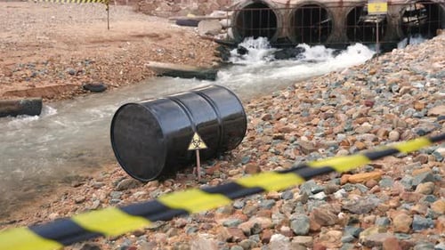 Nahaufnahme der Industrie: Öl, Treibstofftank, Wasserverschmutzung