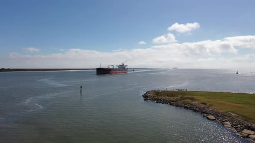 Buque mercante en el río San Jacinto cerca de Morgan's Point en LaPorte, Texas