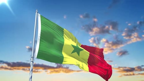 Senegal-Flagge weht realistisch mit Himmel