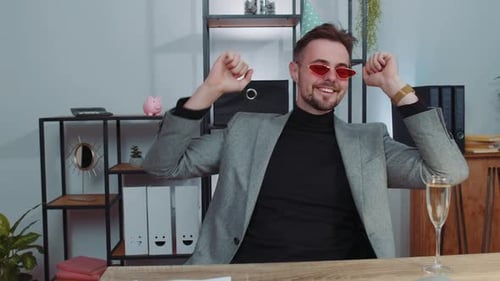 Glücklicher Geschäftsmann tanzt Siegestanz und feiert Feiertagsstart — Erfolg im Amt