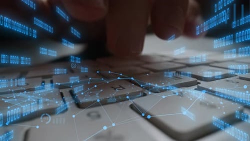 Primer plano de manos escribiendo en un teclado con visualización digital de datos y gráficos que ilustran la tecnología