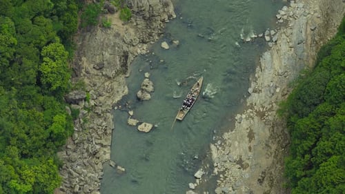 Romantische Bootsfahrt von oben nach unten auf dem Fluss Hozugawa, Reiseziel von Kyoto, Japan
