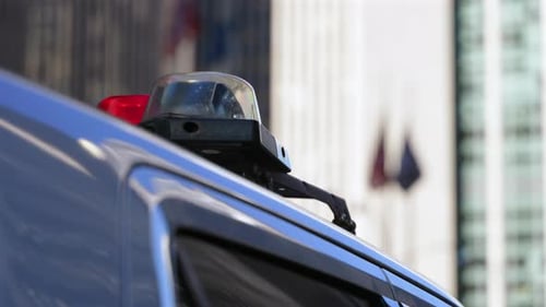 Polizei-Notlicht auf dem Fahrzeugdach in heller moderner Stadtumgebung