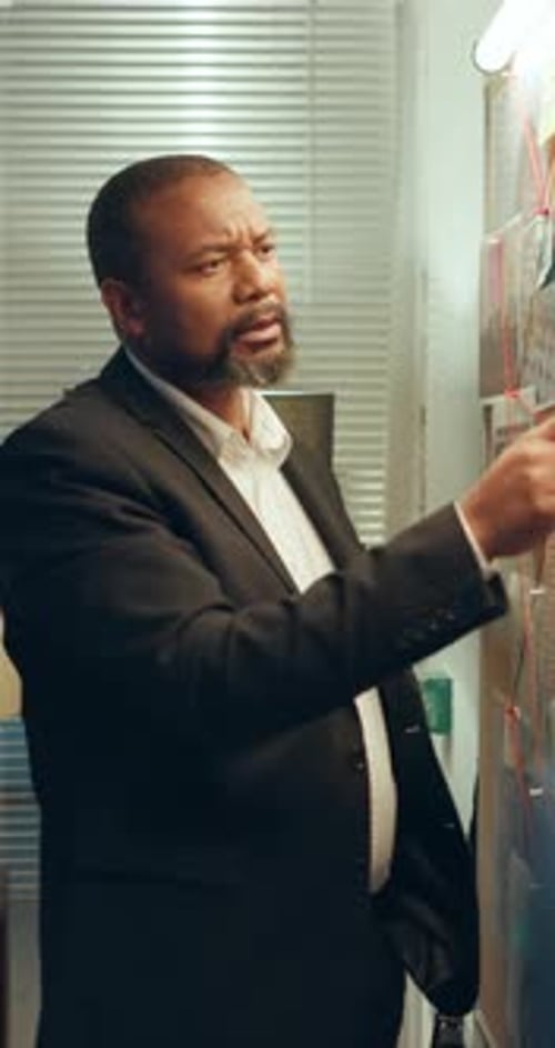 Detektiv, Forscher und Mann mit Vorstand, Polizeistation und Hinweisen zur Mordermittlung