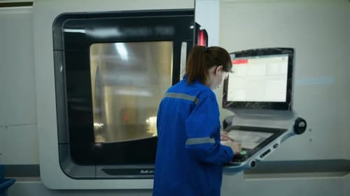 Engenheiras de robótica usando o controlador para operar a programação remotamente