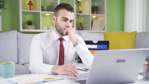 O homem que trabalha em casa não consegue se concentrar no trabalho, pensando em seus problemas e na vida privada.