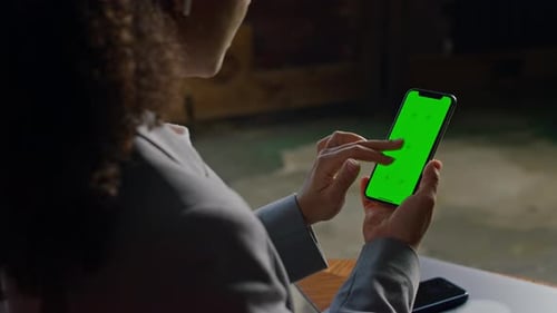Single Click on Smartphone Green Screen