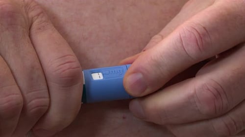 Gros plan Le bouton de dosage du stylo d'injection de médicament est ajusté