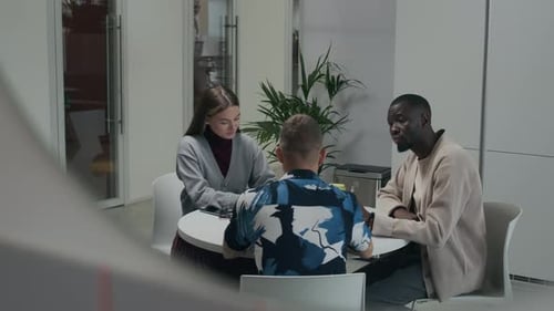 Équipe de collègues en conférence à une table de bureau