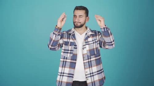 Mann, der viel Gesprächssymbol macht.