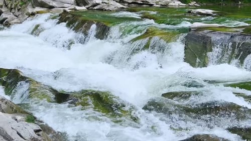 Stürmische Wasserströme und Kaskaden von Gebirgswasserfällen.