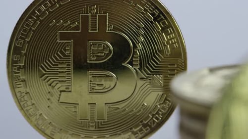 Crypto Currency — Bitcoins auf weißem Hintergrund im Rack-Fokus