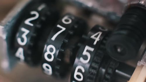 CloseUp de dígitos rotativos com contador mecânico vintage