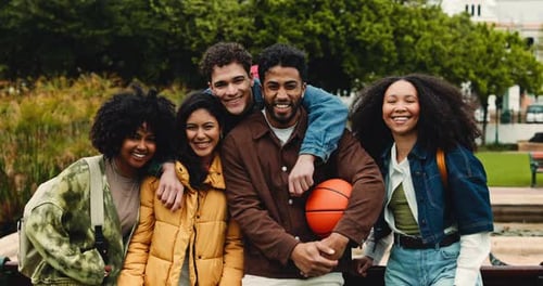 Educação, rosto e abraço com amigos no campus universitário juntos para criar laços, aprender ou apoiar