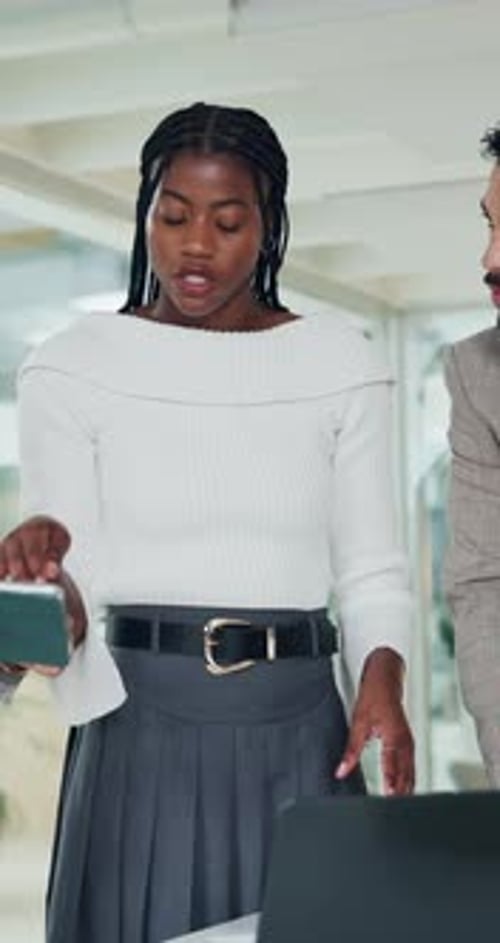 Mulher, tablet e equipe em agência com laptop, gerenciamento de campanhas e comparação de informações