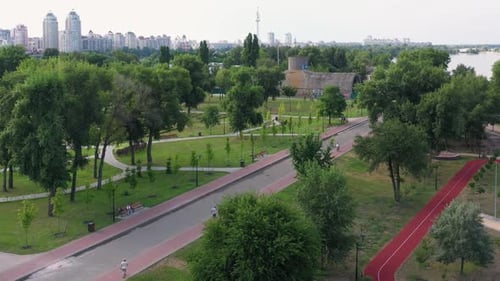 Vue aérienne du parc de la ville depuis le point de vue d'un Drone