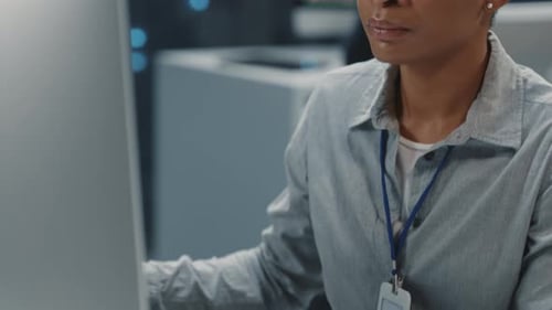 Rechenzentrum Junge Afroamerikanische Technologin IT-Administratorin Frau mit PC Desktop-Typing und